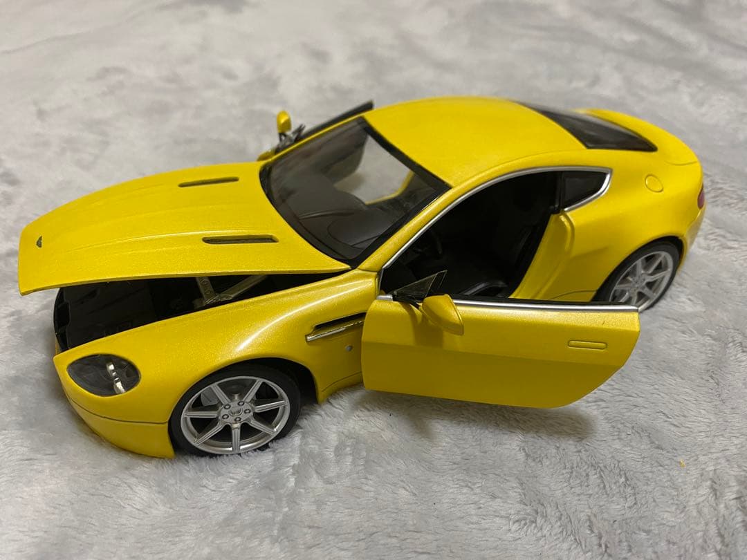 ミニカー HOTWHEELS Aston Martin VB Vantage 1/14