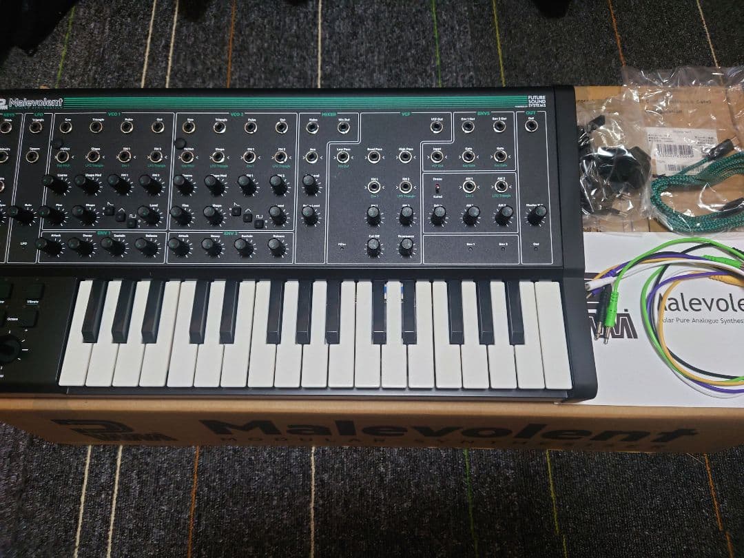 Malevolent アナログシンセサイザー 37鍵