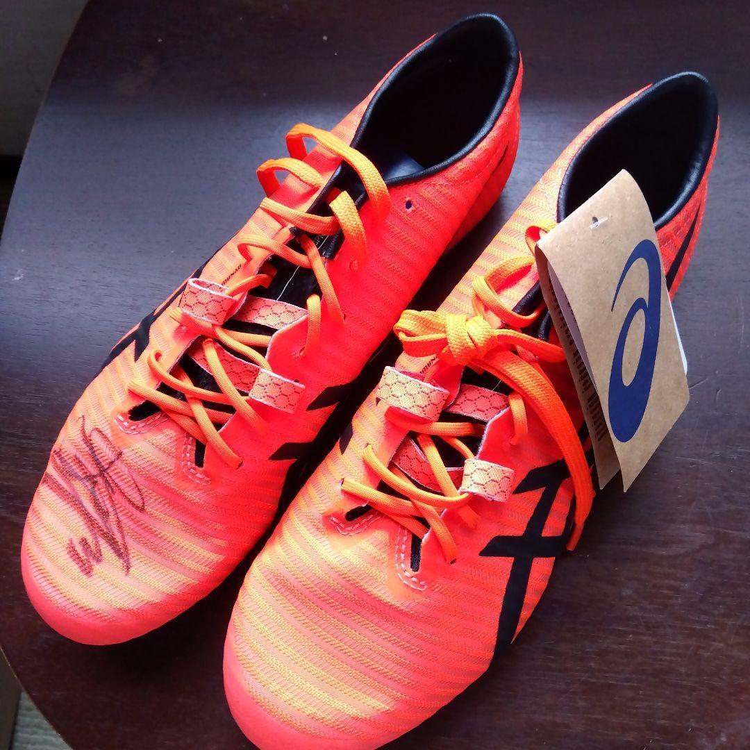 桐生祥秀さんサイン入りスパイク アシックス スリッパも変えた…男子100メートル桐生祥秀、8年ぶり9秒台導いた厚底