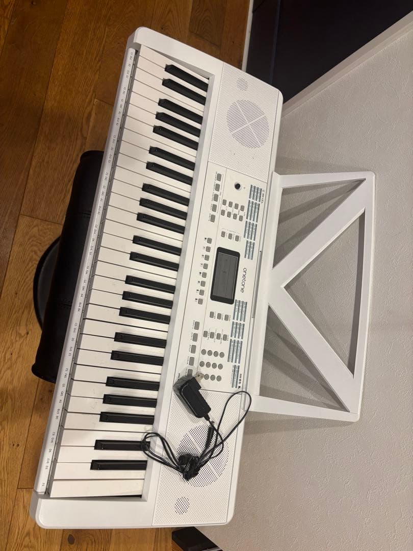 電子　キーボード　ピアノ　onetone ワントーン　ホワイト　54鍵盤 Amazon | ONETONE ワントーン 電子キーボード 54鍵盤 LCDディスプレイ