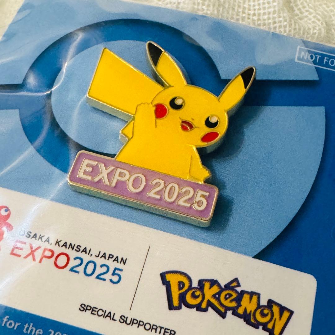 【超レア】ピカチュウ　ピンバッチ　EXPO20025 大阪関西万博　非売品 非売品 ピカチュウピンバッジ 大阪関西万博 EXPO 2025 ポケモン - メルカリ