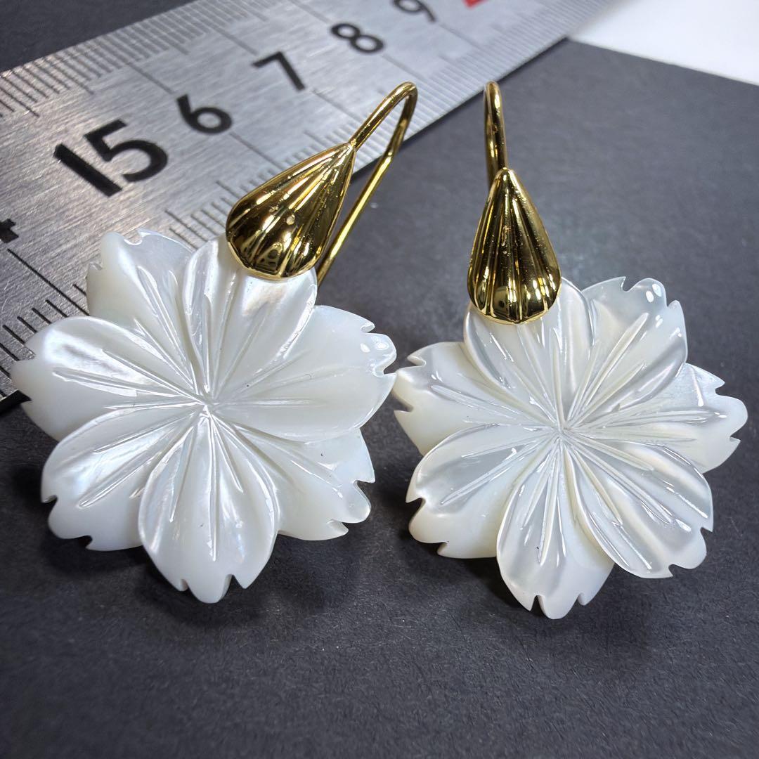 14KGF＊フラワーカービング＊美しい白蝶貝のピアスq83 - メルカリ