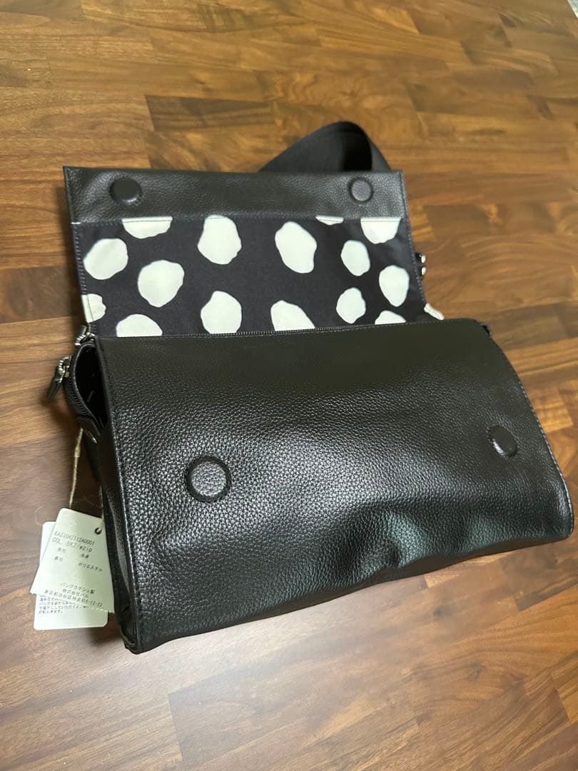 タグ付き　イアパピヨネ　本革　ワイドテープショルダーバッグ　ボディバッグ ear PAPILLONNER（イアパピヨネ）の「《本革》ワイドテープショルダー