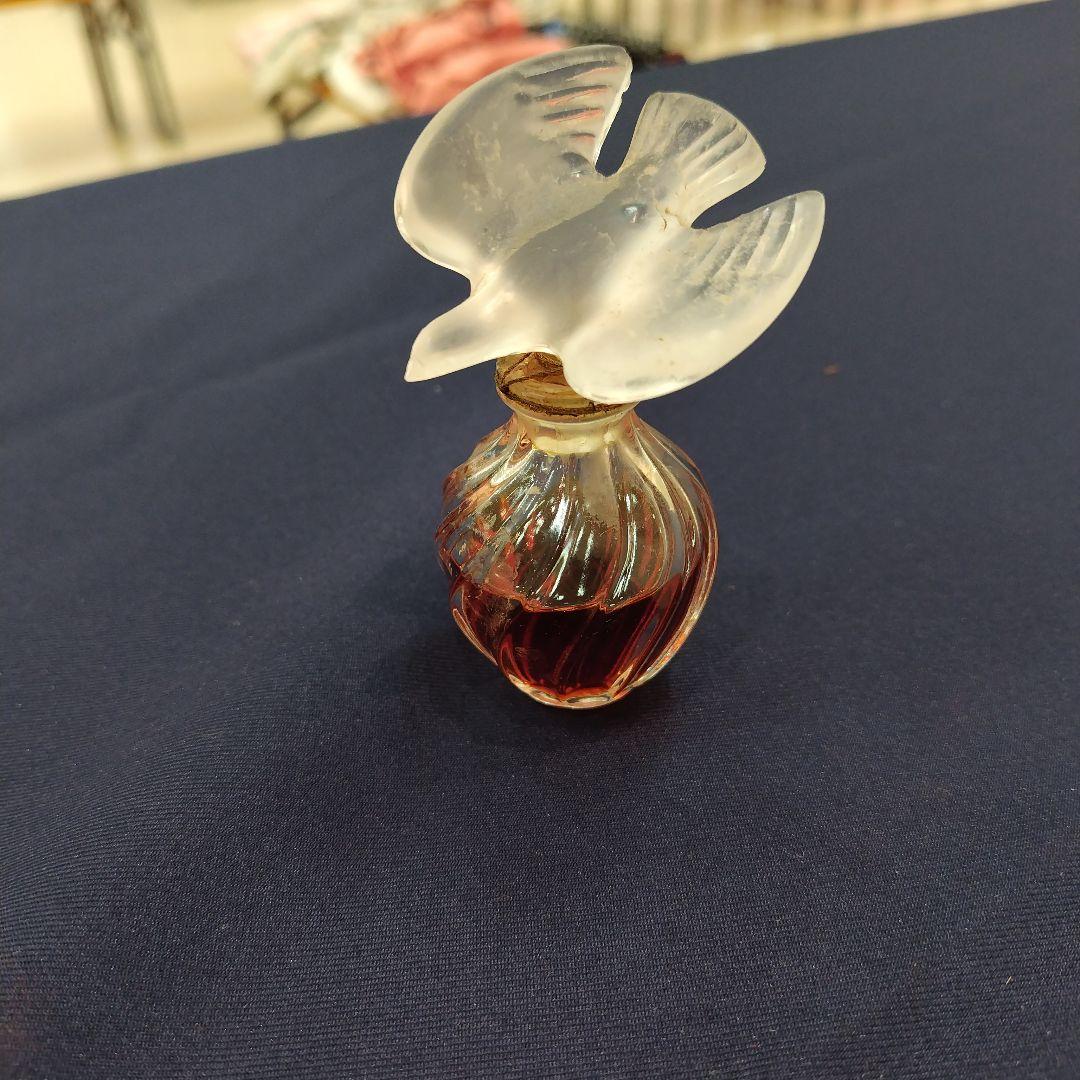 鳩キャップのシェル型香水