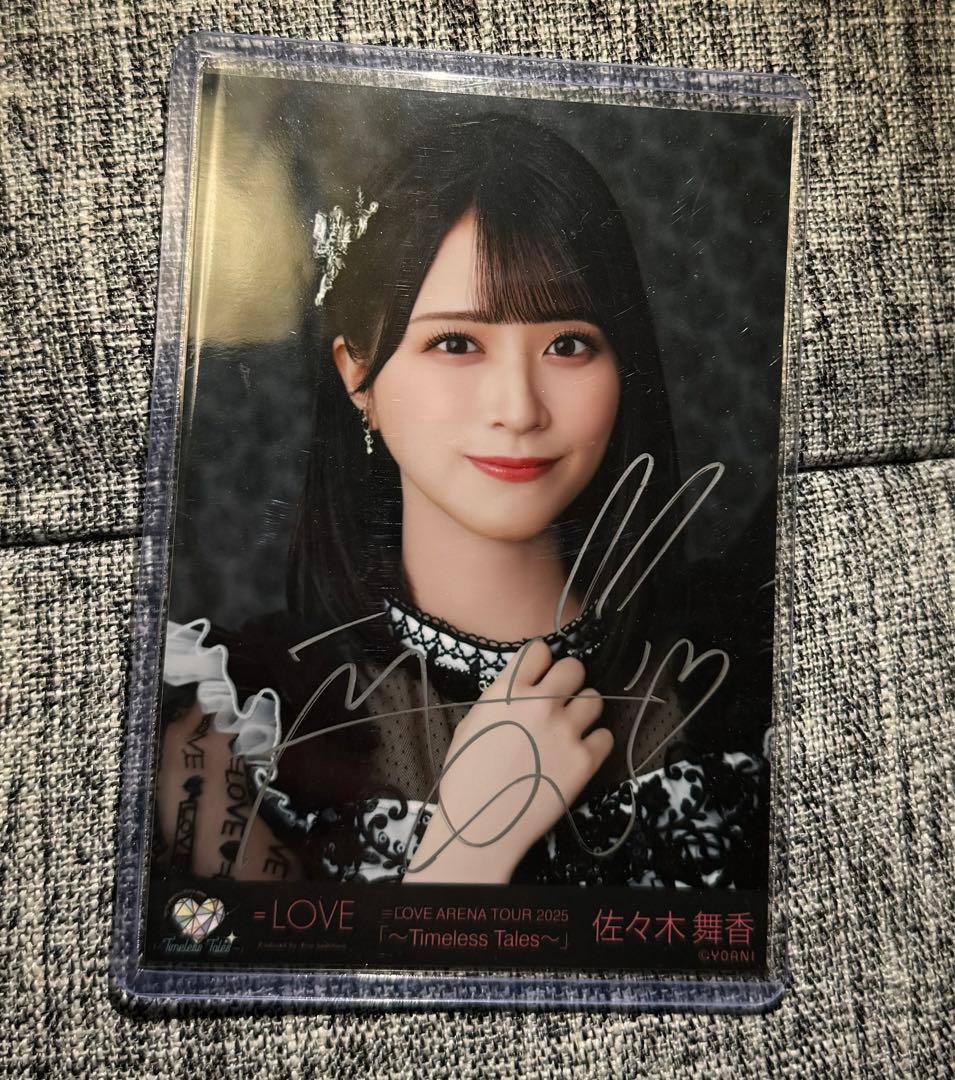 佐々木舞香 黒衣装直筆