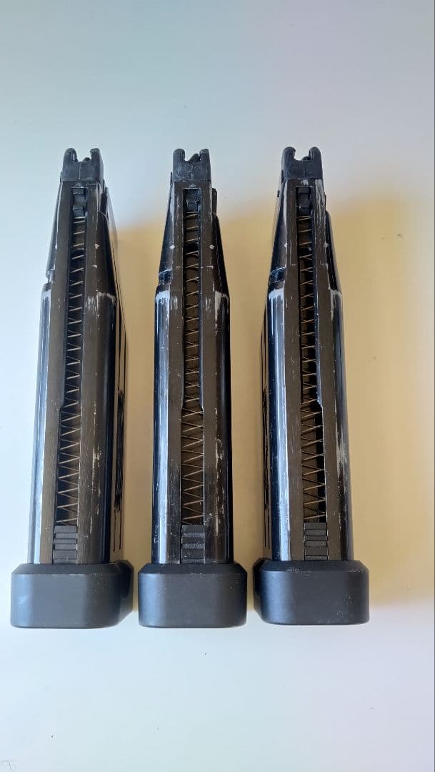 バトン、ハイキャパ用co2マガジン 3個セット、スタッカート本体付き（ジャンク) バトン、ハイキャパ用co2マガジン 3個セット、スタッカート本体付き