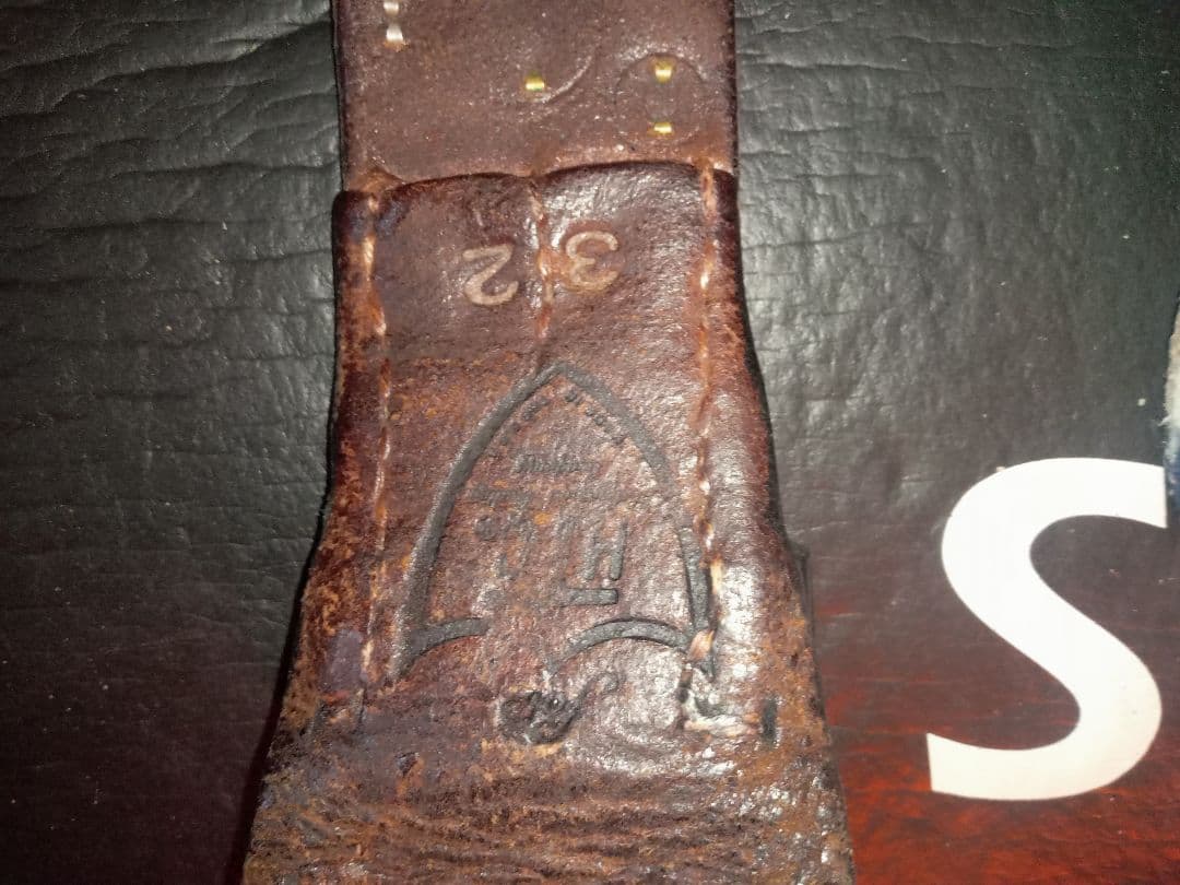 スタッズ付き黒レザーベルト 32 HTC