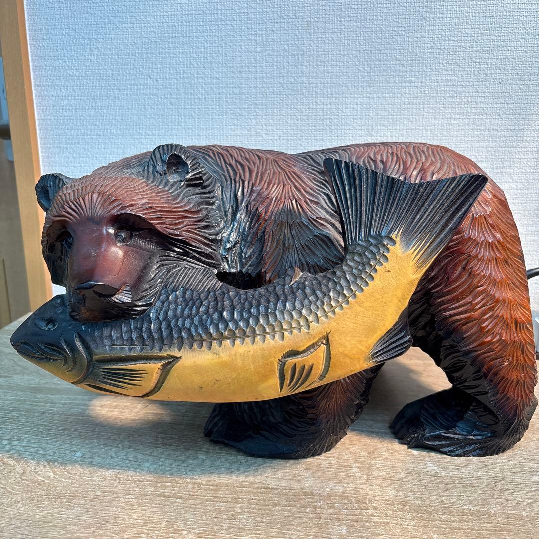 木製クマと魚の彫刻 - メルカリ