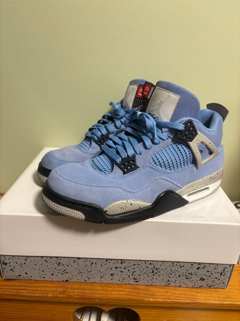 Air Jordan 4 黒タグ付き