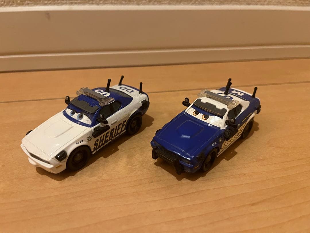 カーズ　マテル　パトカーセット MATTEL（マテル） カーズ 2 おもちゃ 1/55 ミニカー5台付きの