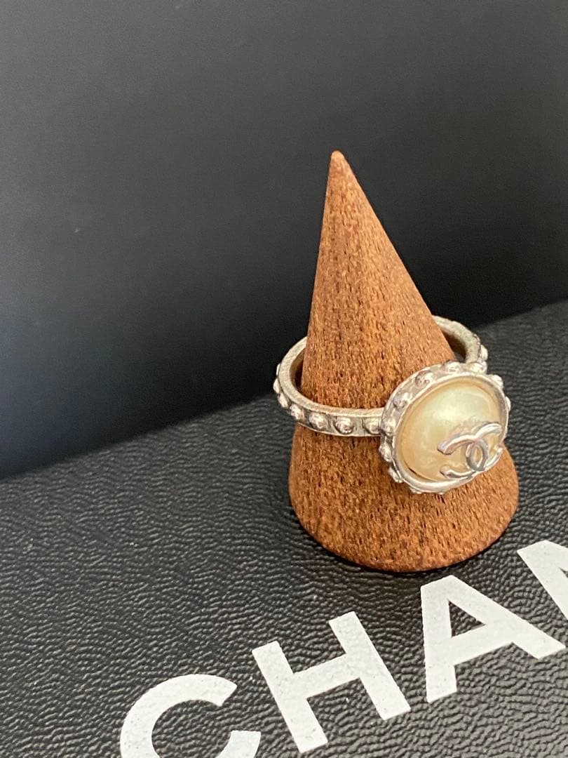 みーたん　シャネル 超美品 ロゴ入りパール調リング サイズ12号 みーたん シャネル 超美品 ロゴ入りパール調リング サイズ12号