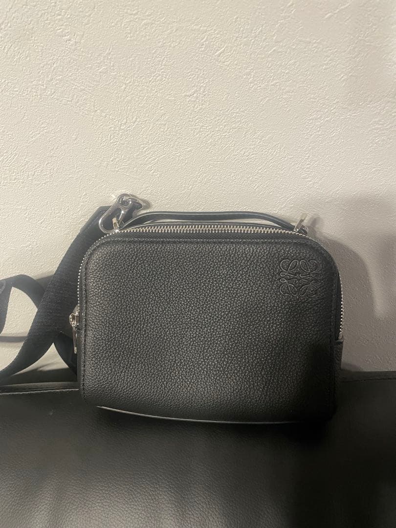 りょう LOEWE ロエベ　カメラボディバッグ LOEWE ロエベ カメラ クロスボディバッグ ミニ サテンカーフ (LOEWE