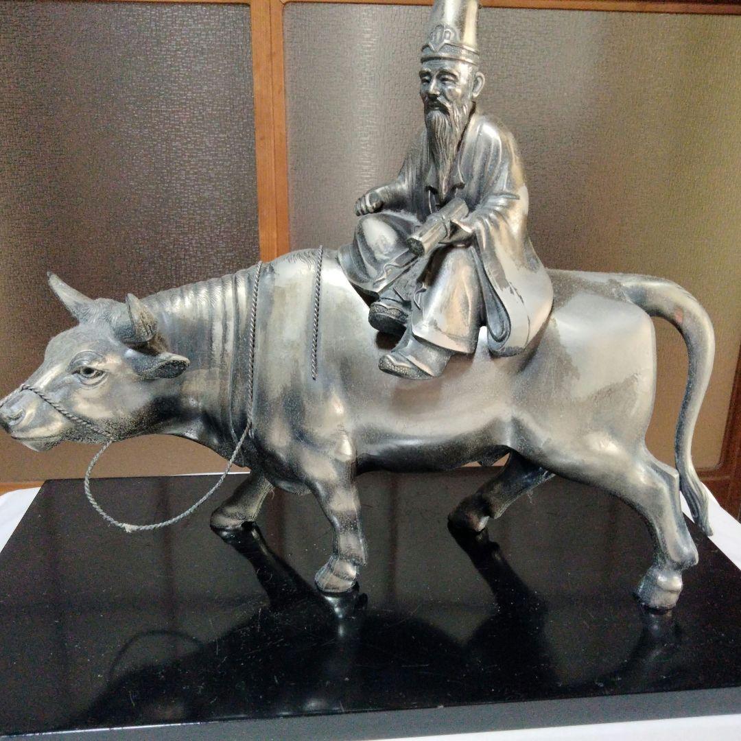 金属製 牛に乗る人物像 約30cm