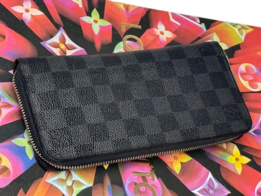 LOUIS VUITTONルイヴィトン　グラフィット　ジッピーヴェルティカル