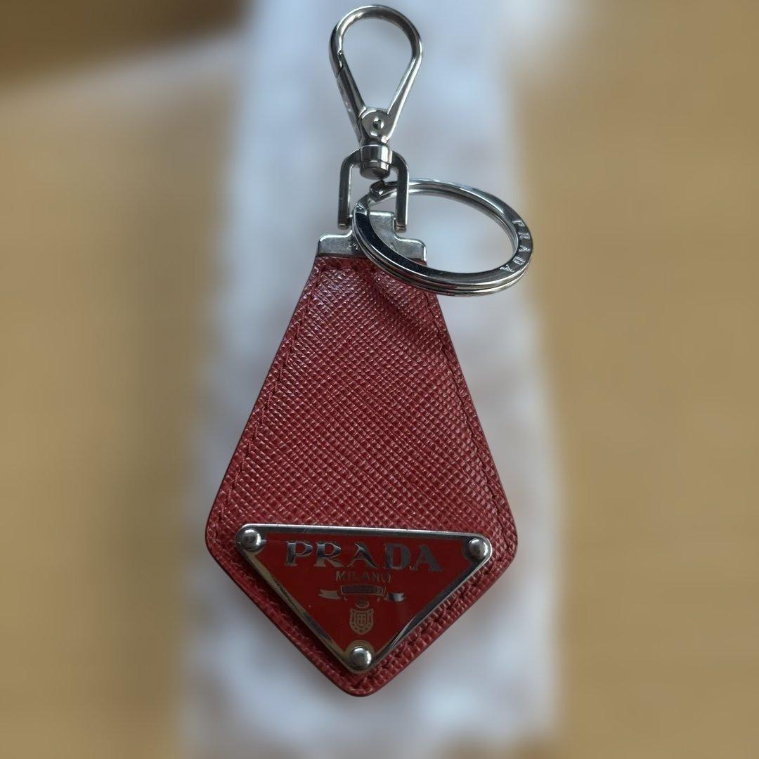 PRADA トライアングルキーリングサファイアーノレッド