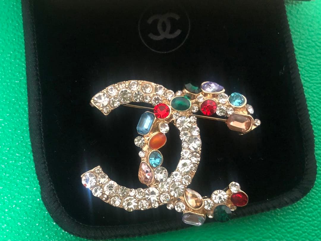 【新品・未使用】 CCロゴ ブローチ マルチカラー 　 希少カラー