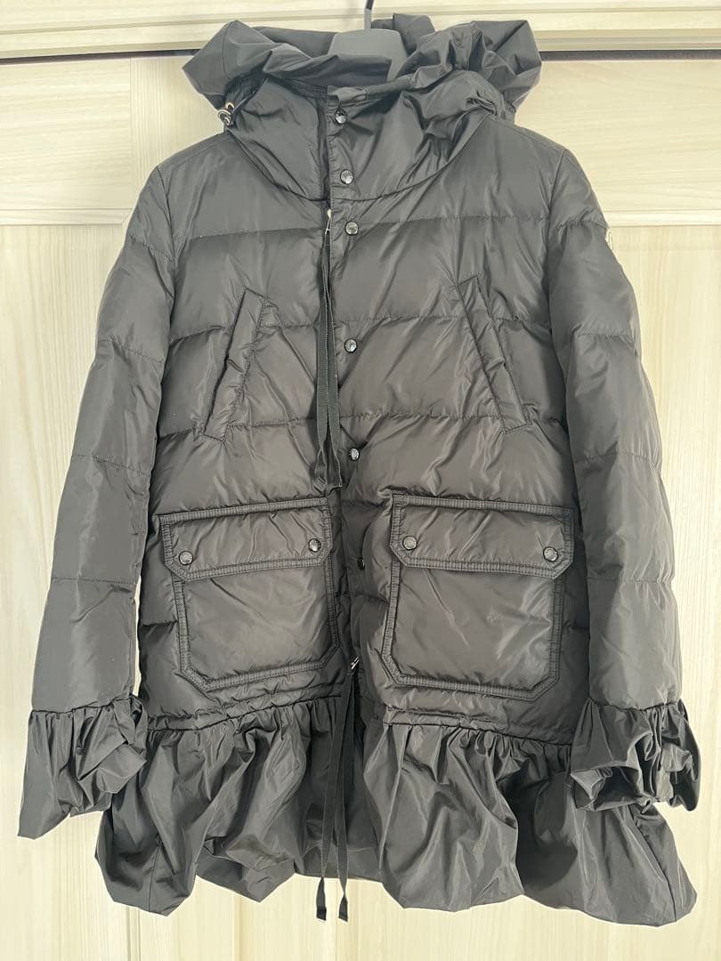 モンクレールフリルダウン【1】Mサイズ MONCLER（フリル ・ ダウンジャケット）のフリマアイテム一覧