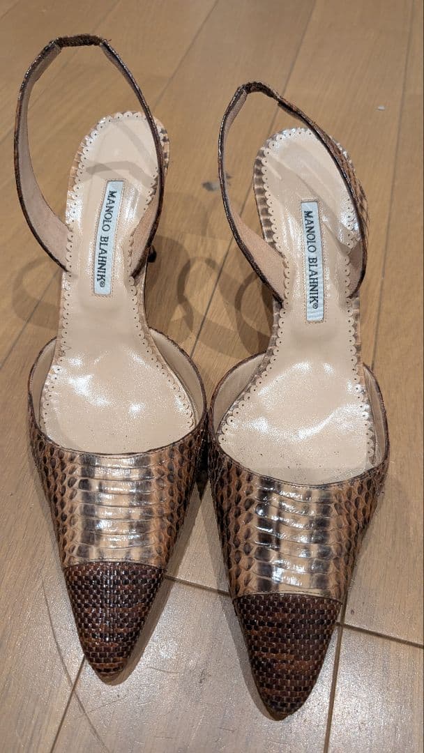 MANOLO BLAHNIK ヘビ柄スリングバックパンプス