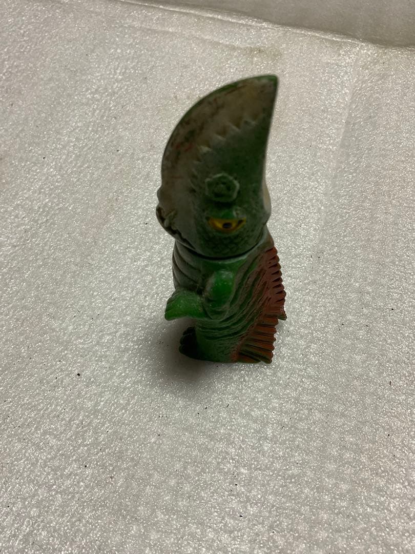 ギロン／ガメラ怪獣シリーズ。首が可動、10cm位。【包袋なし　社名不明？©️大映】 CCP ミドルサイズシリーズ ガメラ[第4弾] ギロン レトロブラック Ver