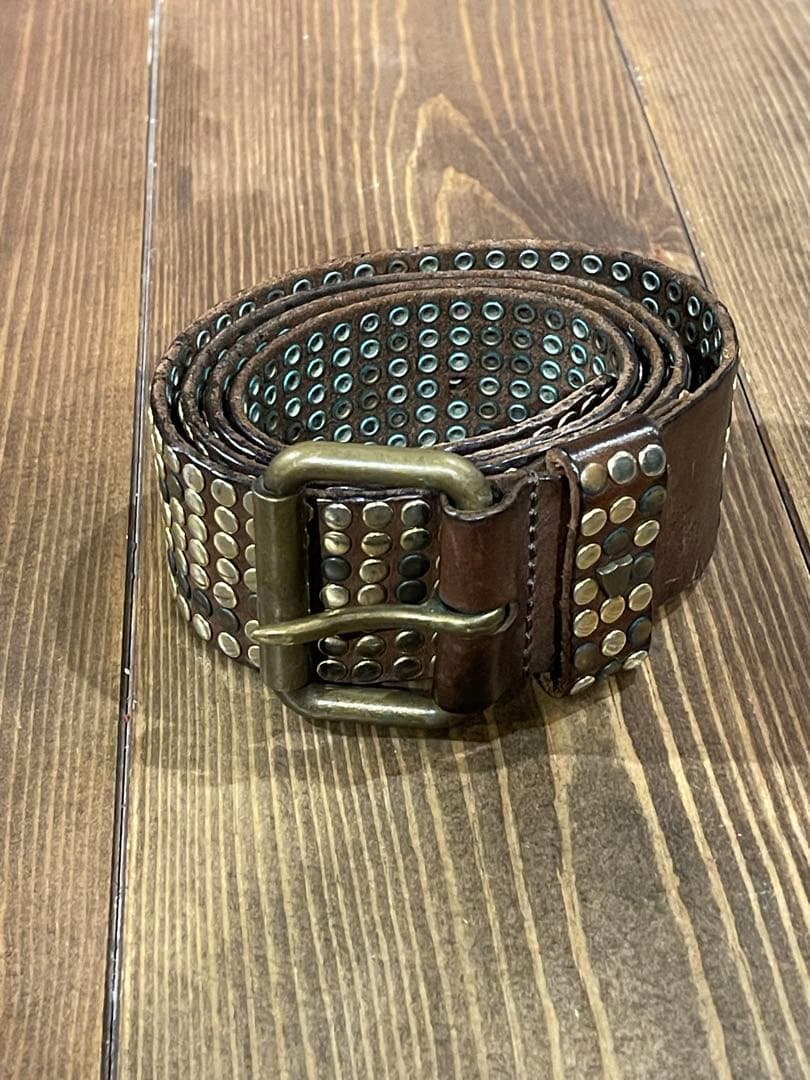 HTCブラウンレザー メタルスタッズ ベルト 大人のレザー小物】ベルトから財布まで。アークネッツが「HTC」に別注