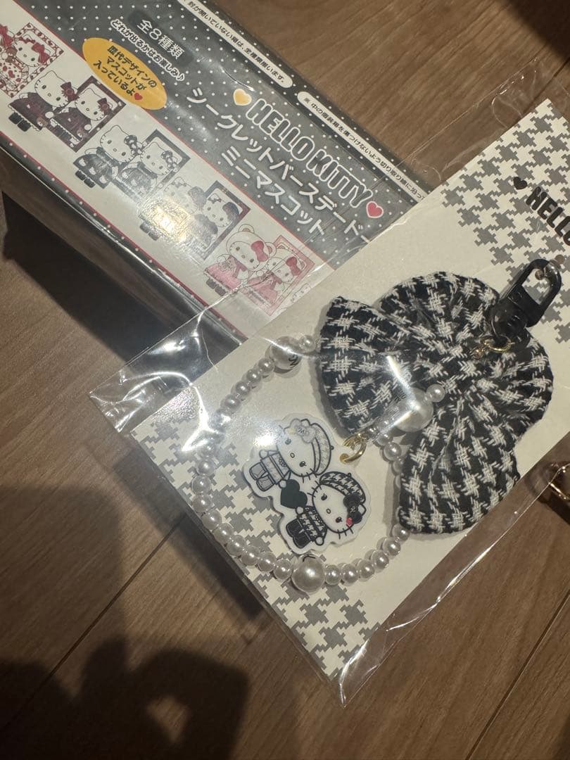 特別価格！ハローキティバースデードール 本日限定ストラップ付き ハローキティ、50周年11・1誕生日記念アイテム発表 シリアルナンバー