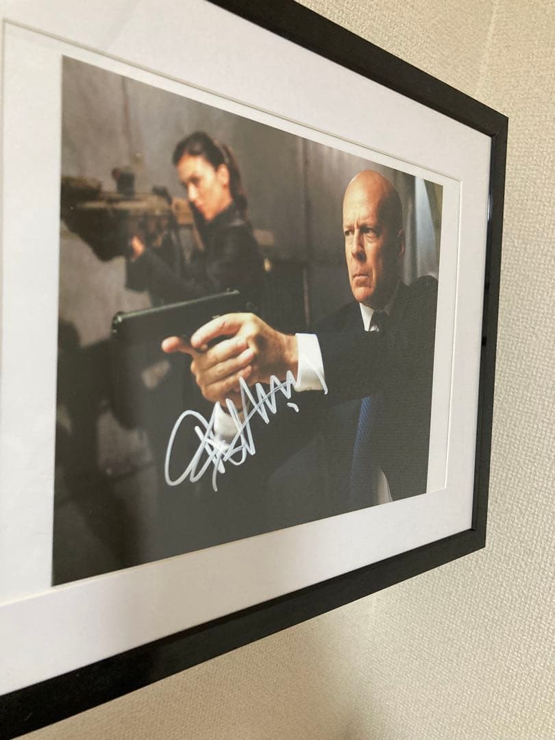 ブルース・ウィリス サイン入り写真 額装品