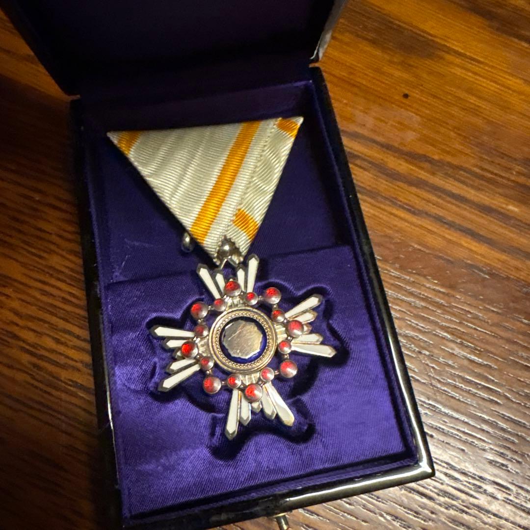 勲六等瑞宝章 勲章 ケース付属 勲六等瑞宝章 勲章 - メルカリ