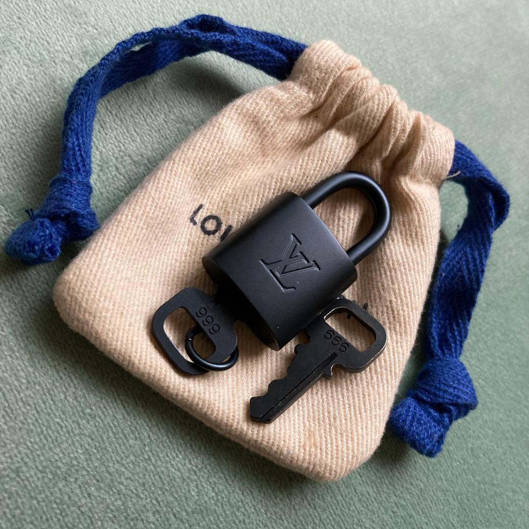 未使用品　LOUISVUITTON 南京錠　ブラック　ガンメタ　鍵付き