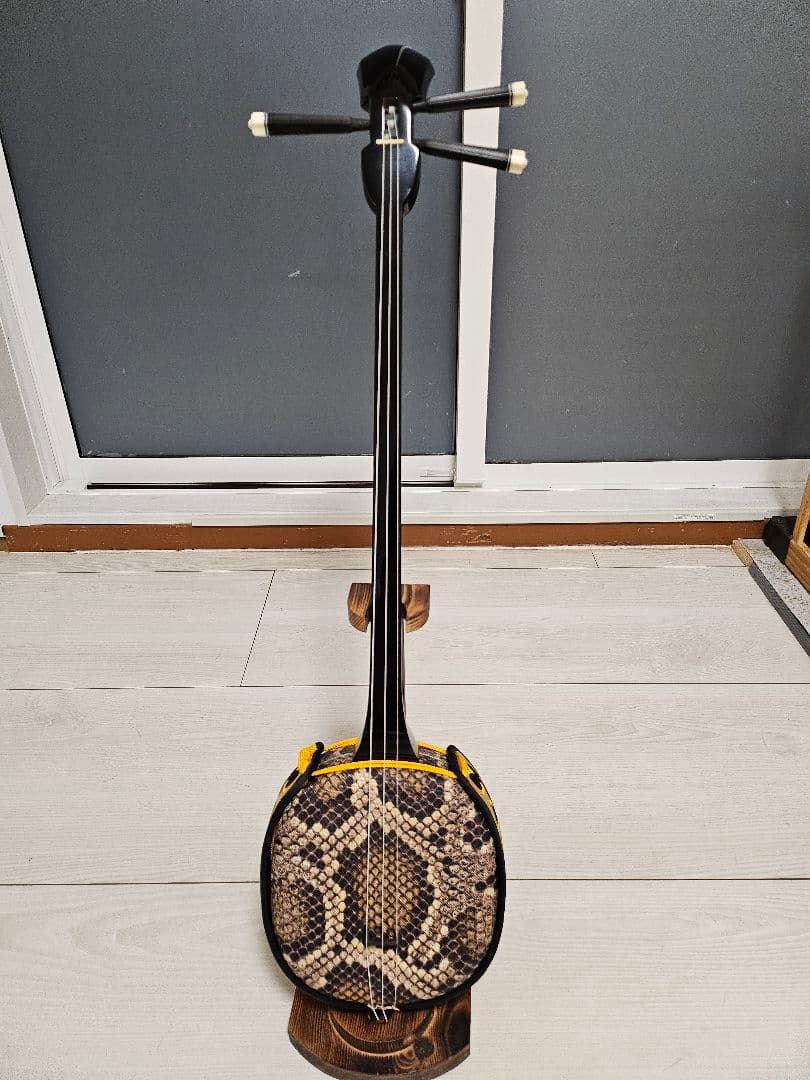 ●沖縄三線 サンシン● 人工皮張り 高級三線 ・専用ケース付