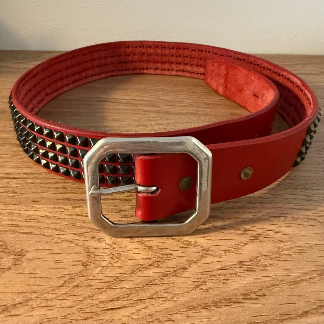 美品 HTC ベルト 4連ピラミッドブラックスタッズベルト レッド 32インチ