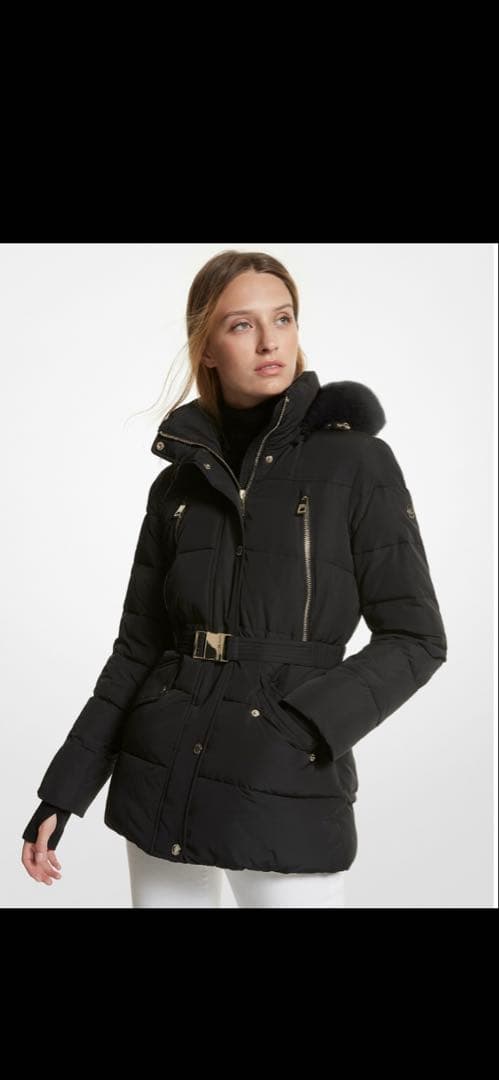 フード付きブラックダウンジャケット