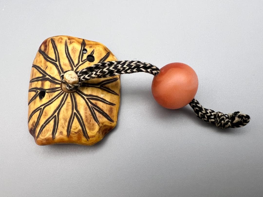 時代　根付　天然素材製　蓮根文　瑪瑙珠尾締め　重量約15.4g