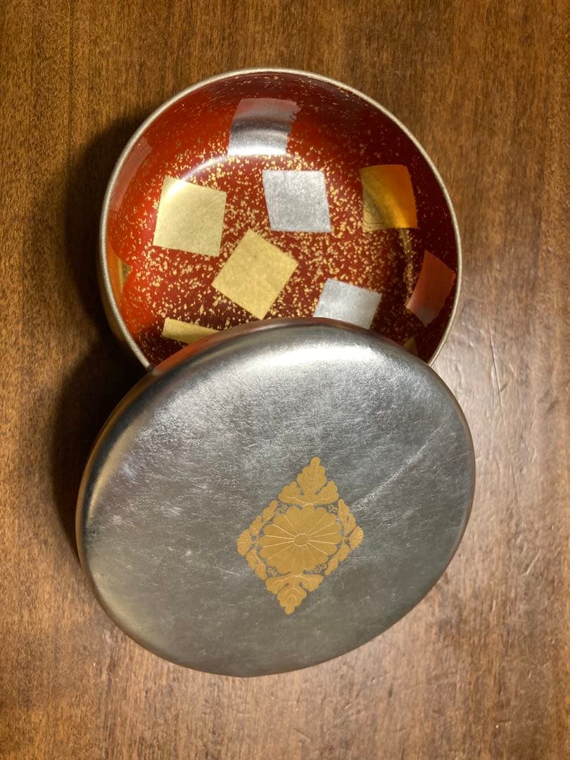 銀箔で覆われた菓子器 銀箔で覆われた菓子器 銀箔で覆われた菓子器 菓子器 - 大館工芸社