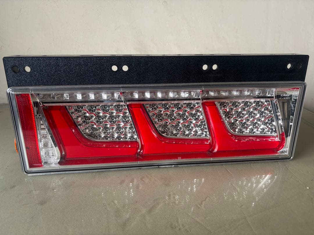 小糸製作所テールランプ三連　ノーマルタイプ 左 小糸製作所 トラック用 オール LED テールランプ テールライト 3連