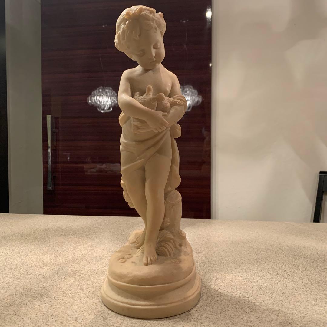 鳥を抱える子供