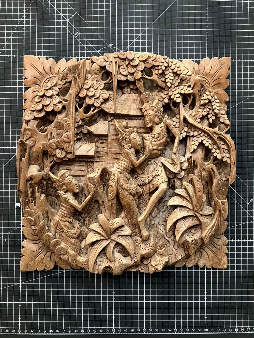 バリ風木製彫刻レリーフ　約横33cm x 縦34cm