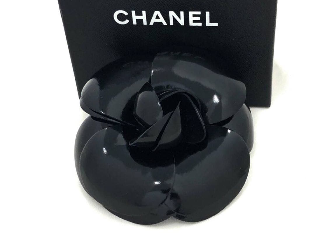 T01/156 CHANEL シャネル ブローチ カメリア CCマーク パテント