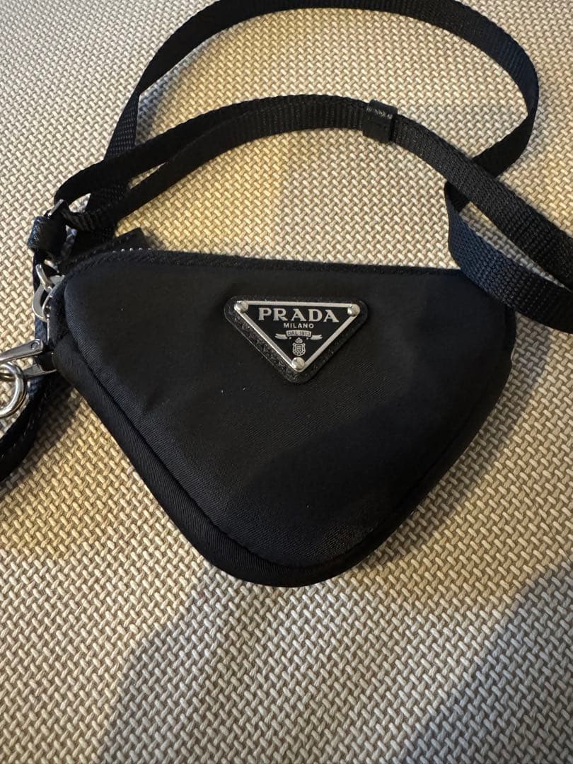 PRADA トライアングルポーチ　ブラック