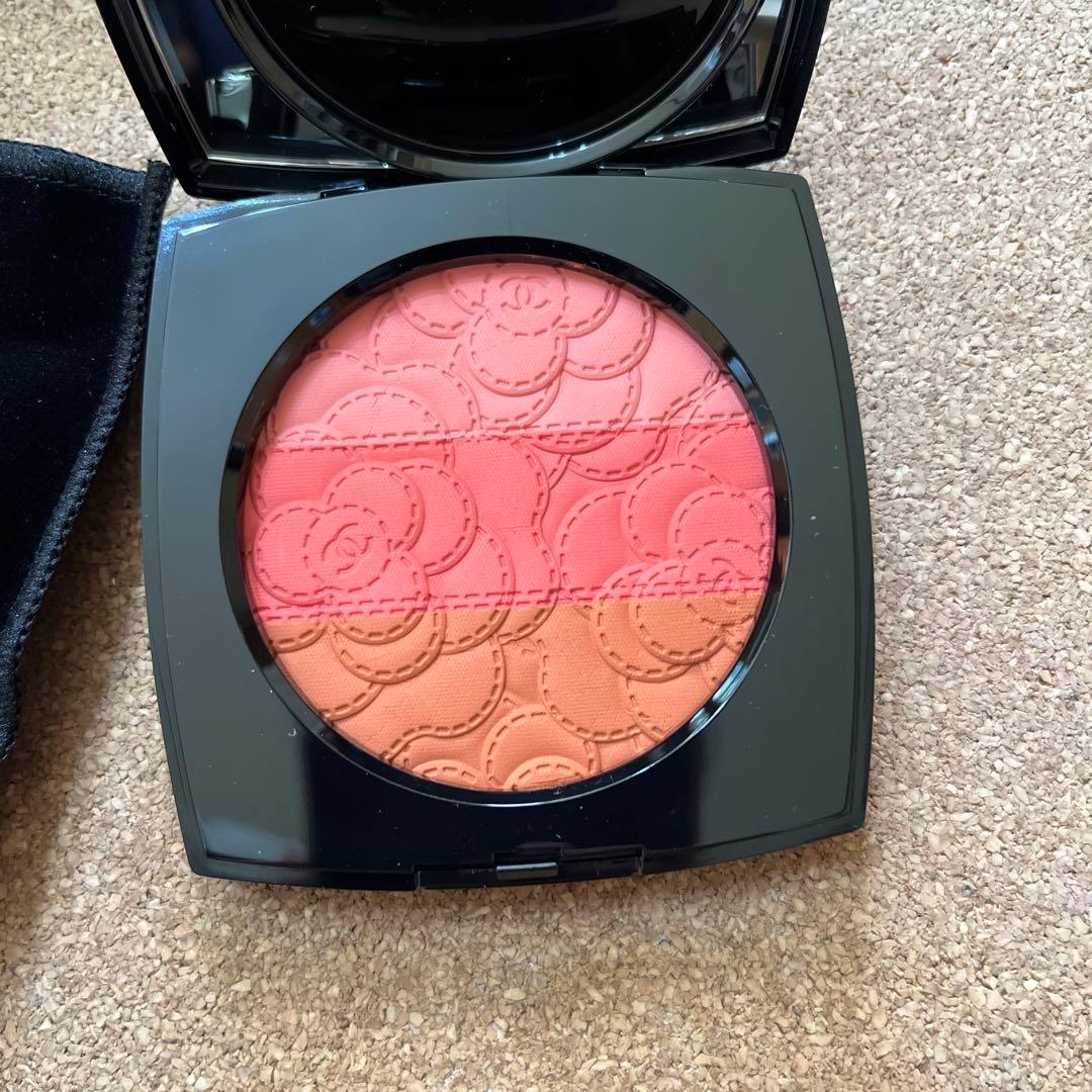 新品未使用　カメリア フトゥラ パウダーチーク トリオ カメリア フトゥーラ パウダー トリオ チークカラー | CHANEL シャネル