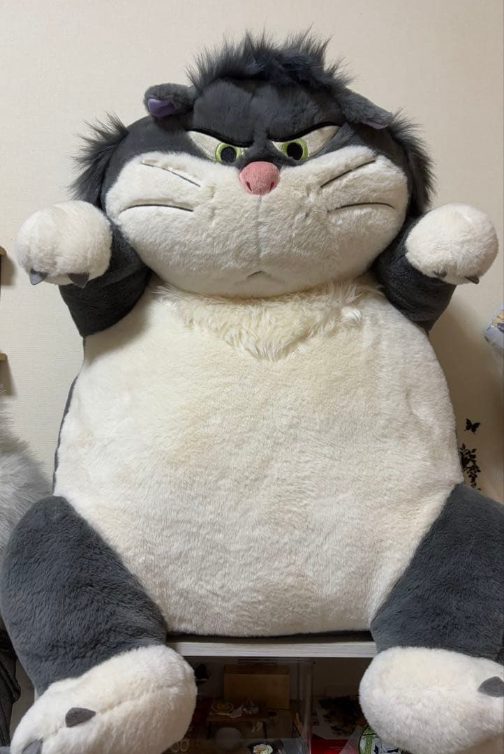 ルシファー　大きなクッション　ぬいぐるみ