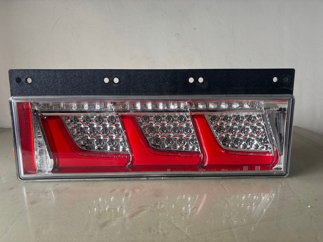 小糸製作所テールランプ三連　シーケンシャルタイプ　左