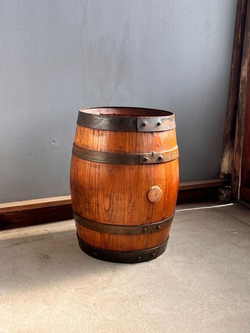 樽 ミニ樽 フランスアンティーク 台 花台 ディスプレイ 居酒屋 バー 大宮で30年超“気軽に立ち寄れる南国バー”が選んだ、熟成ミニ樽とその
