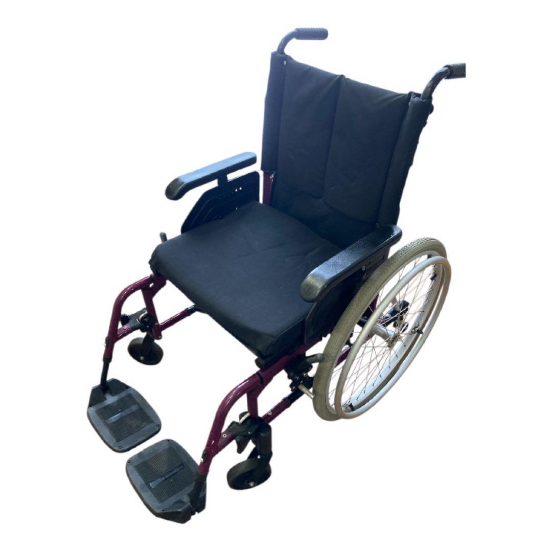 自走・介護兼用車椅子 転倒防止機能 フットレスト開閉　褥瘡防止エアクッション付