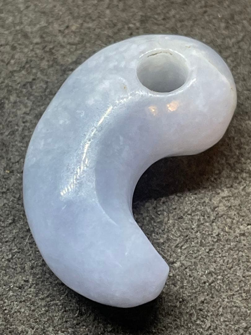 古墳時代　ラベンダー翡翠勾玉　出土品