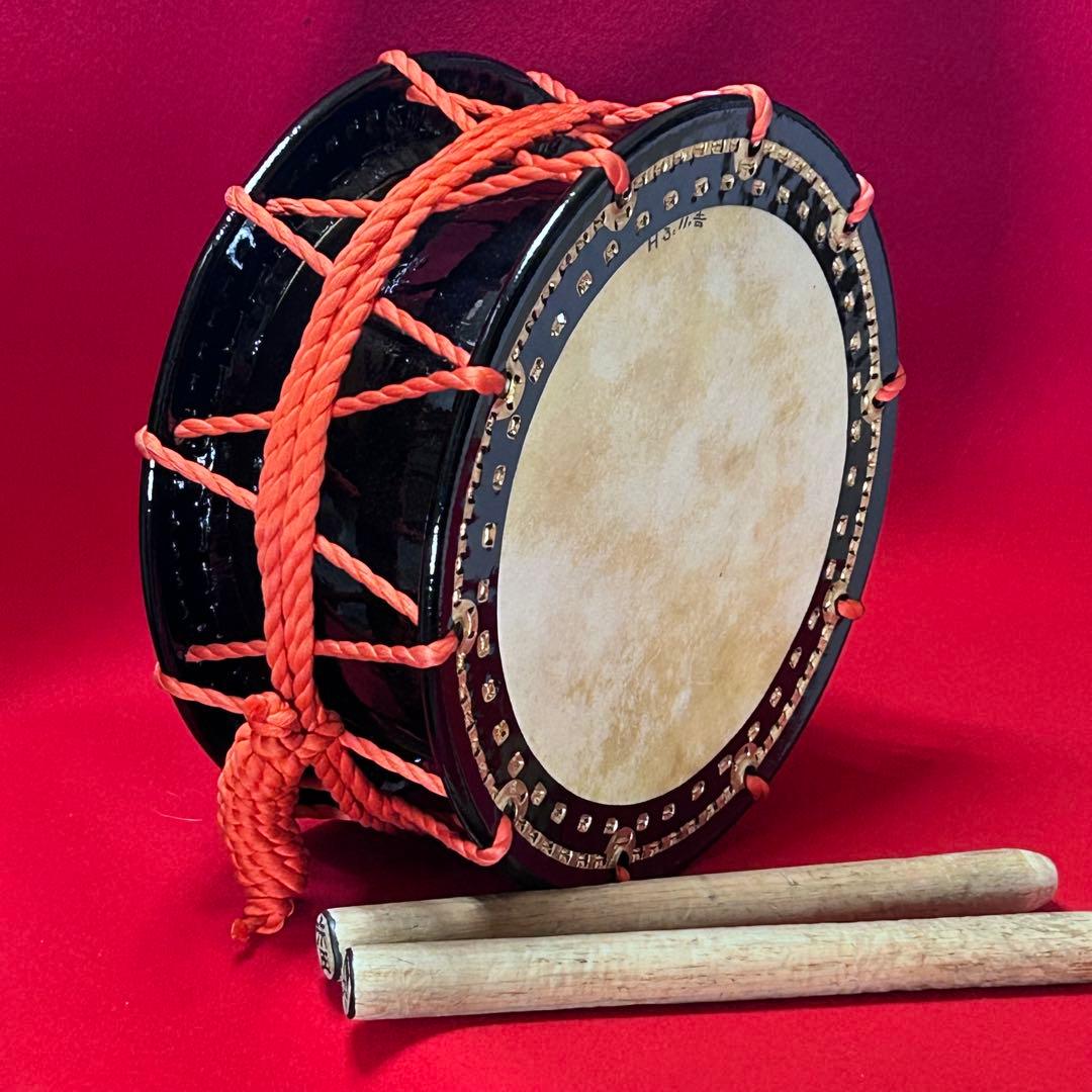 n*k様 締め太鼓 バチ付き 和太鼓 座敷用締め太鼓セット 水牛皮 直径35cm×高さ15cm 太鼓台・バチ2本付き