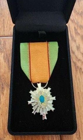 第5級防衛功労章操縦無事故、募集功労等、箱はベルベット物 Yahoo!オークション -「防衛功労章」の落札相場・落札価格