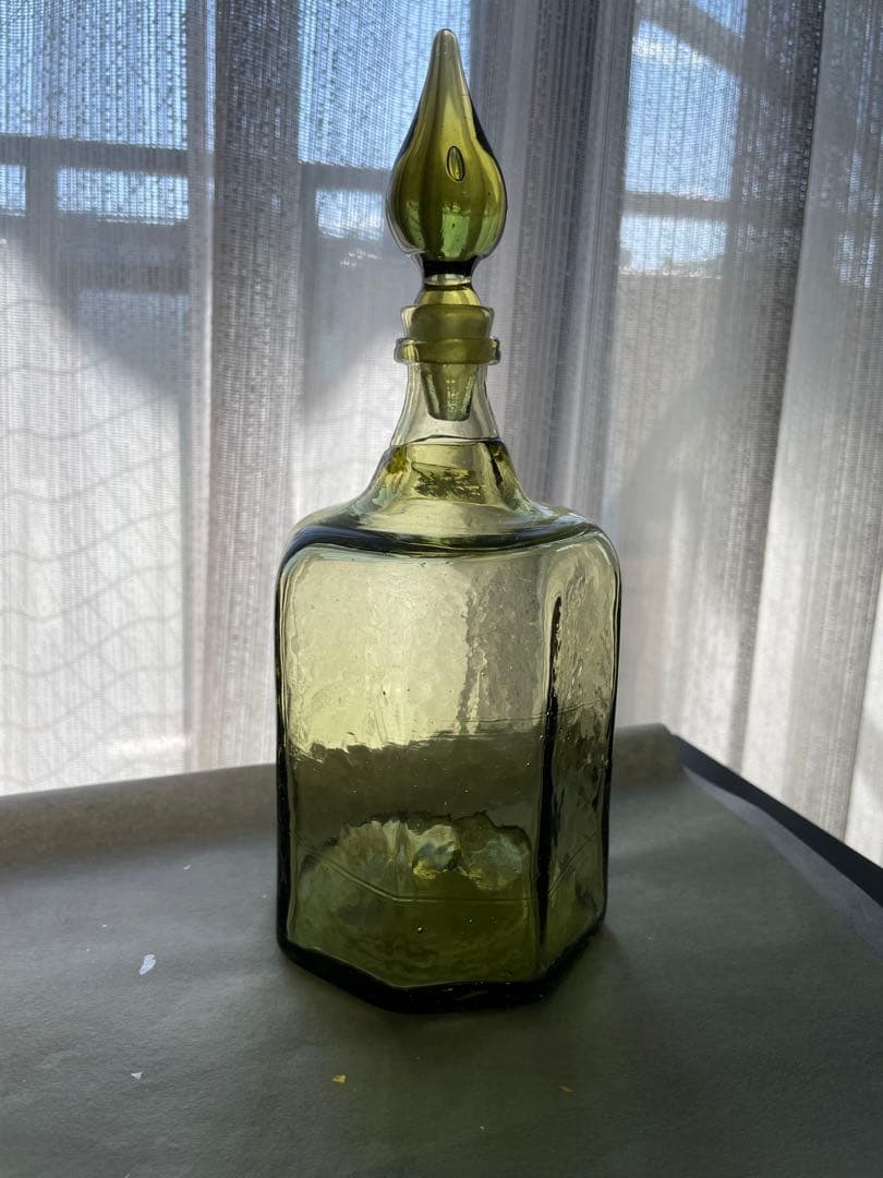 倉敷ガラス 酒瓶 黄緑色 八角形ガラスボトル 外村吉之助