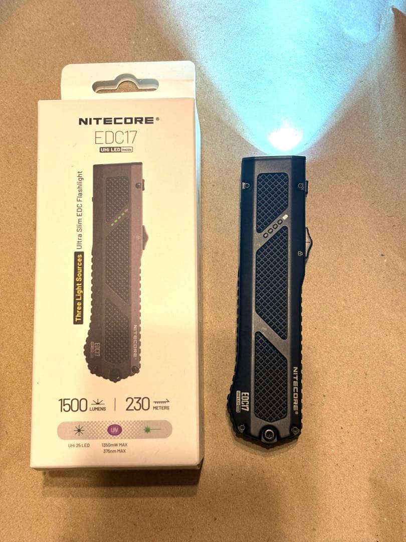 Nitecore スリムフラッシュライト　EDC17 Nitecore EDC17 1500 Lumen Rechargeable EDC Flat Flashlight with