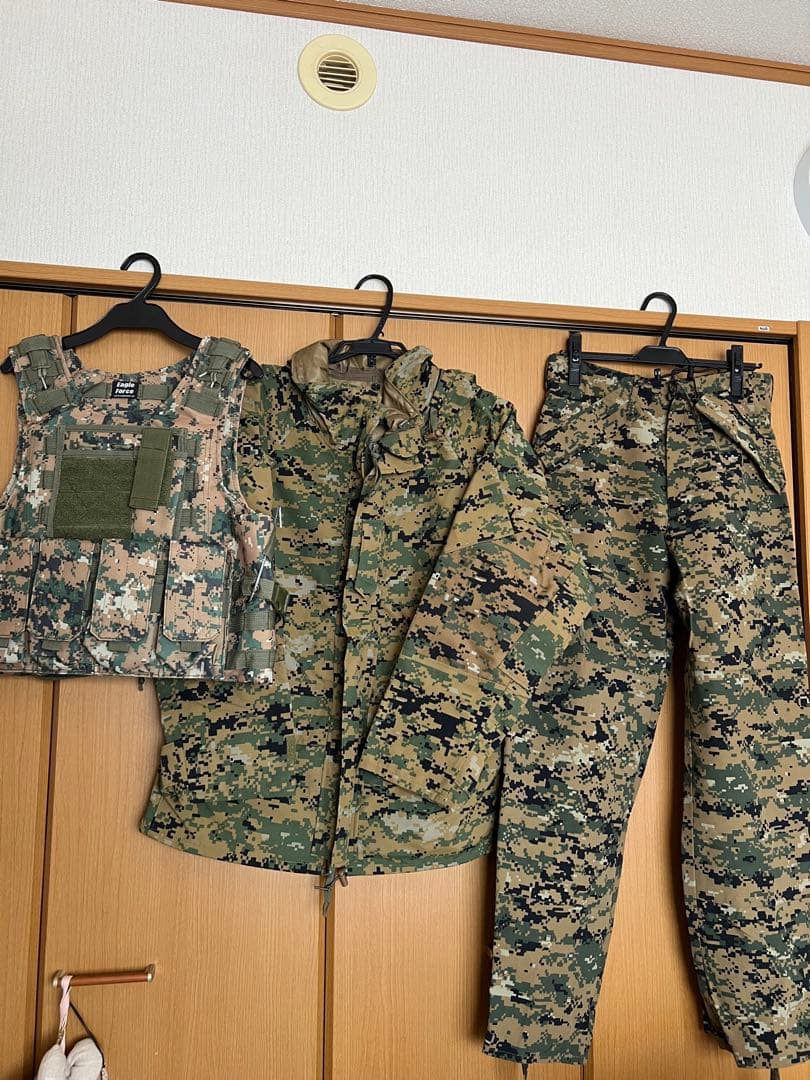戦闘用デジタルカモフラージュベストとパンツセット