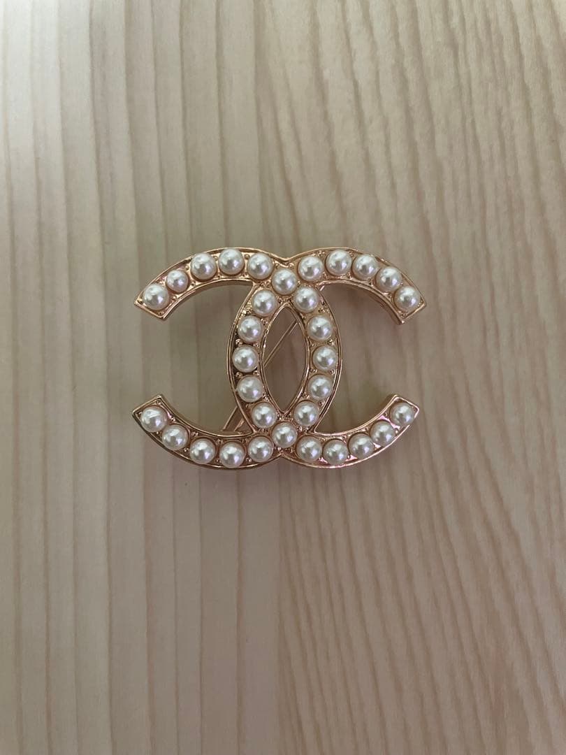 CHANEL パール装飾 ロゴブローチ